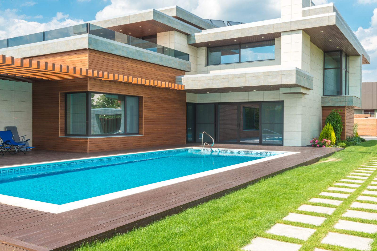 Family Resort-Style Pool – Covington